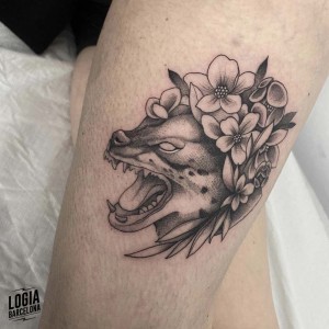 tatuaje_muslo_hiena_flores_logiabarcelona_toni_dimoni